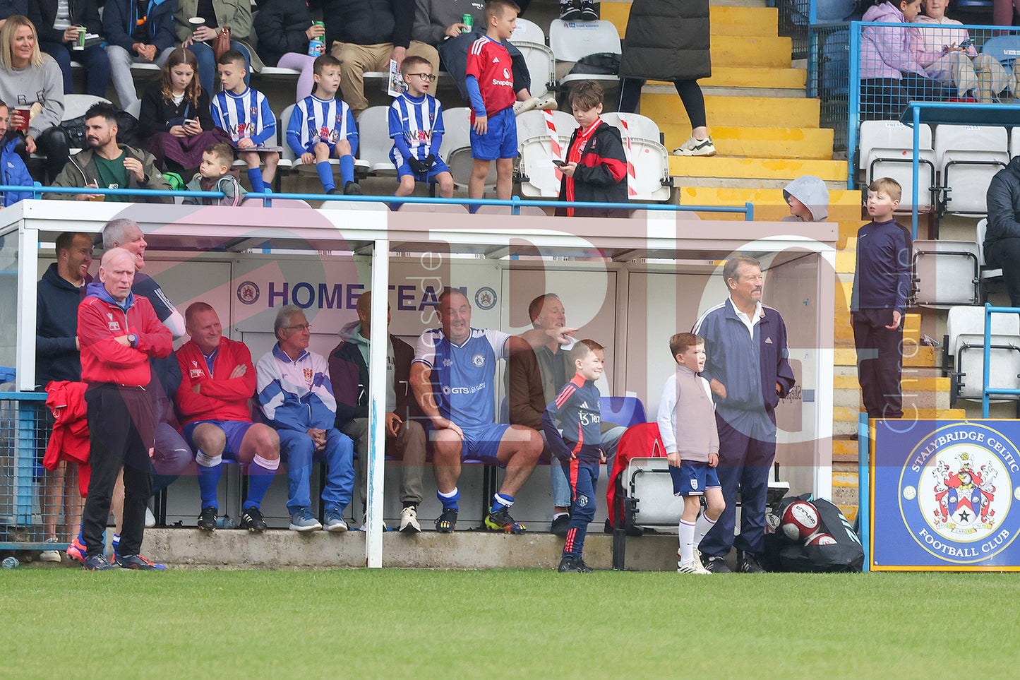 STALYBRIDGE CELTIC LEGENDS V MAN UTD LEGENDS (158).JPG