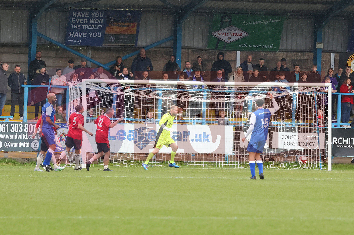 STALYBRIDGE CELTIC LEGENDS V MAN UTD LEGENDS (99).JPG