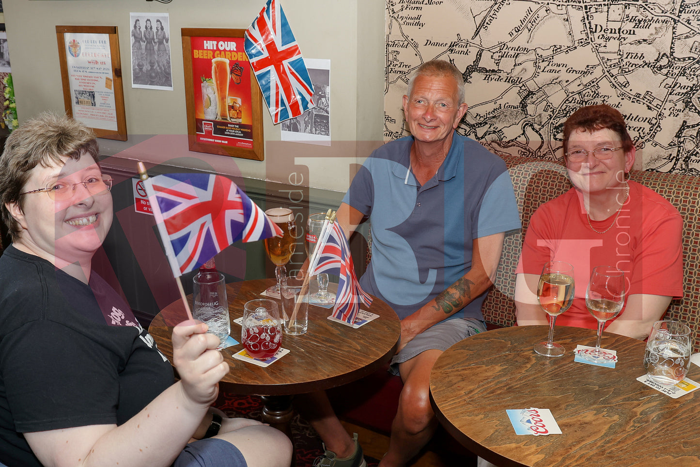 VE DAY OLD PEGS PUB DENTON (41).JPG