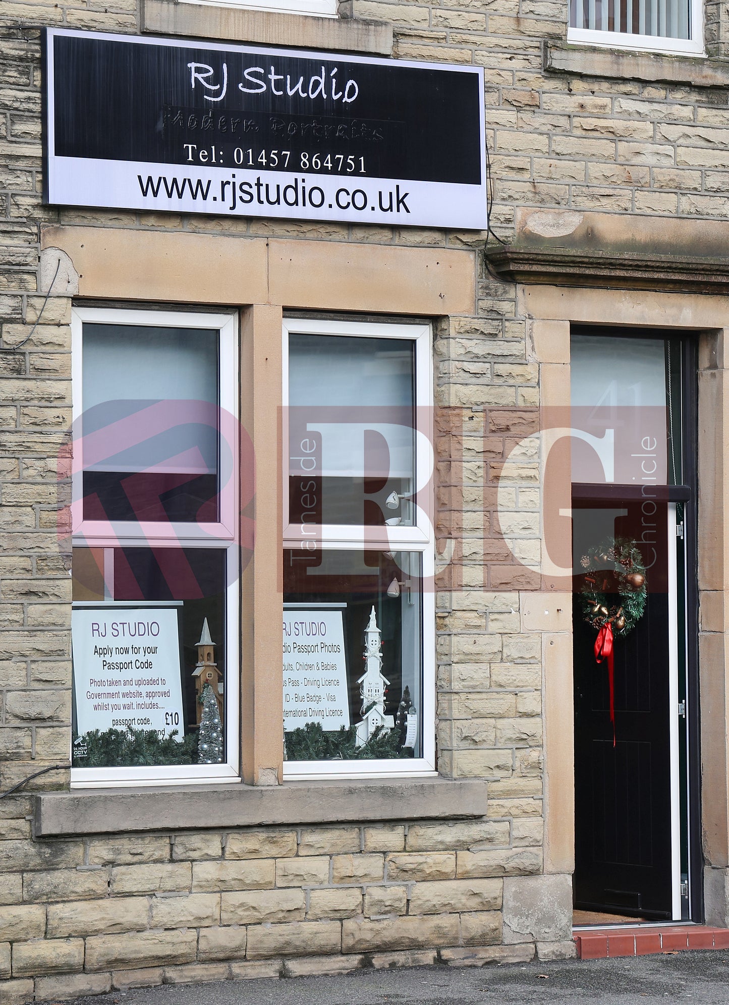 GLOSSOP SHOP XMAS WINDOWS 2024 (21).JPG