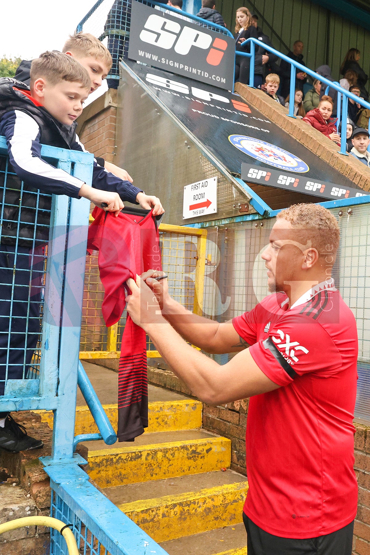 STALYBRIDGE CELTIC LEGENDS V MAN UTD LEGENDS (46).JPG