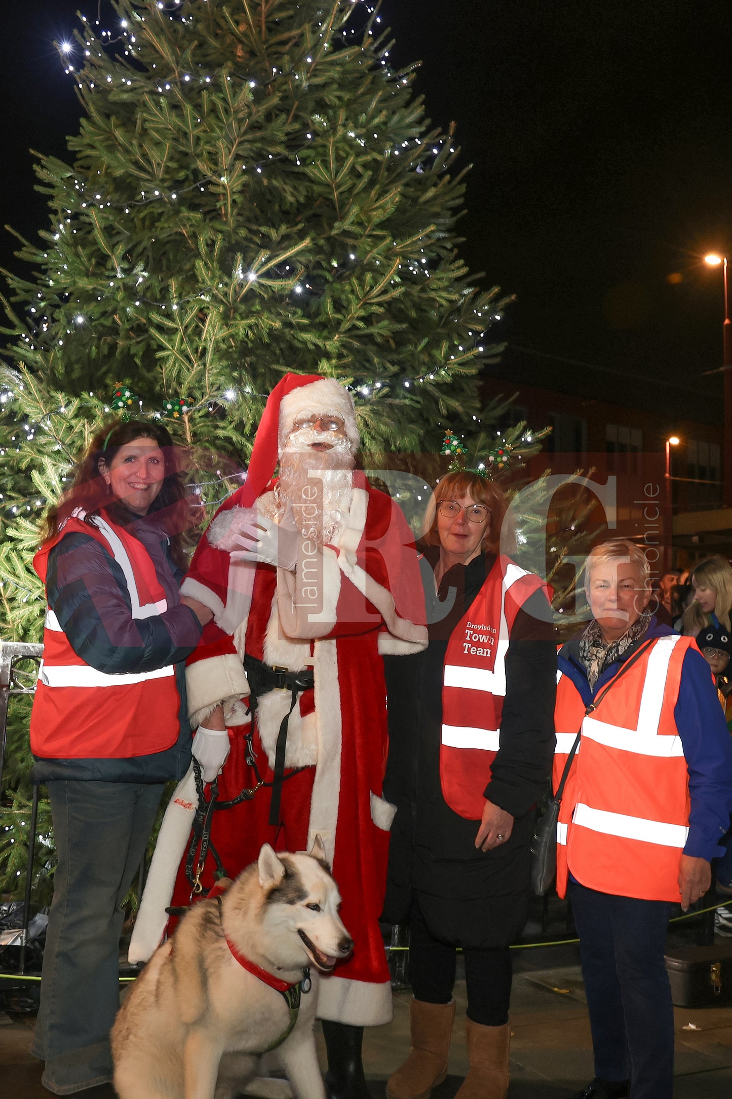 DROYLSDEN LIGHTS SWITCH ON 2024 (64).JPG