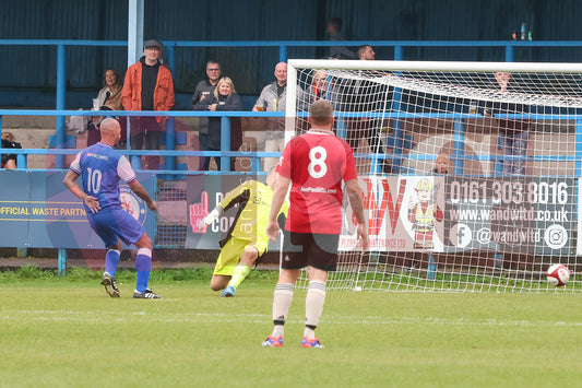 STALYBRIDGE CELTIC LEGENDS V MAN UTD LEGENDS (176).JPG