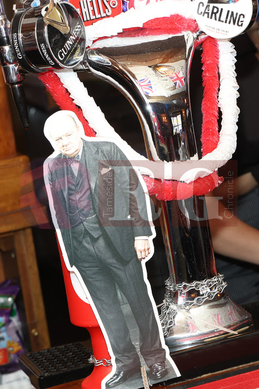 VE DAY OLD PEGS PUB DENTON (40).JPG