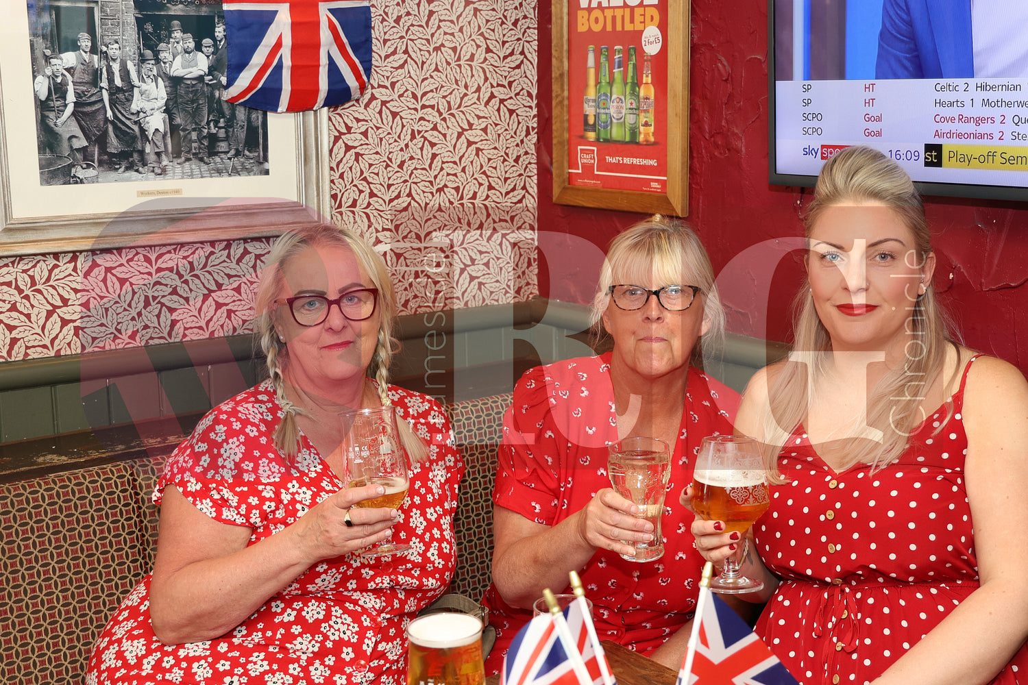 VE DAY OLD PEGS PUB DENTON (19).JPG