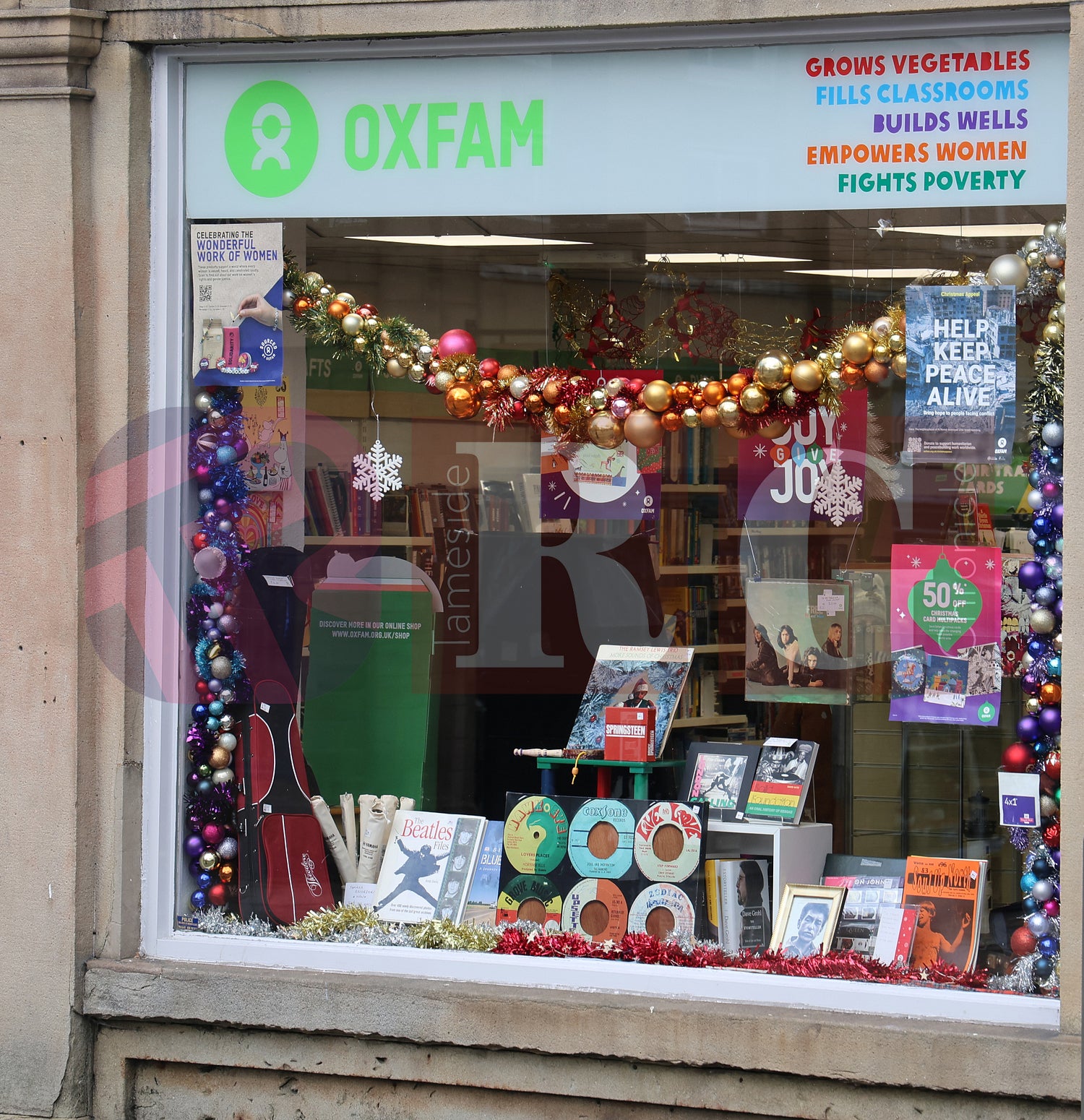 GLOSSOP SHOP XMAS WINDOWS 2024 (41).JPG