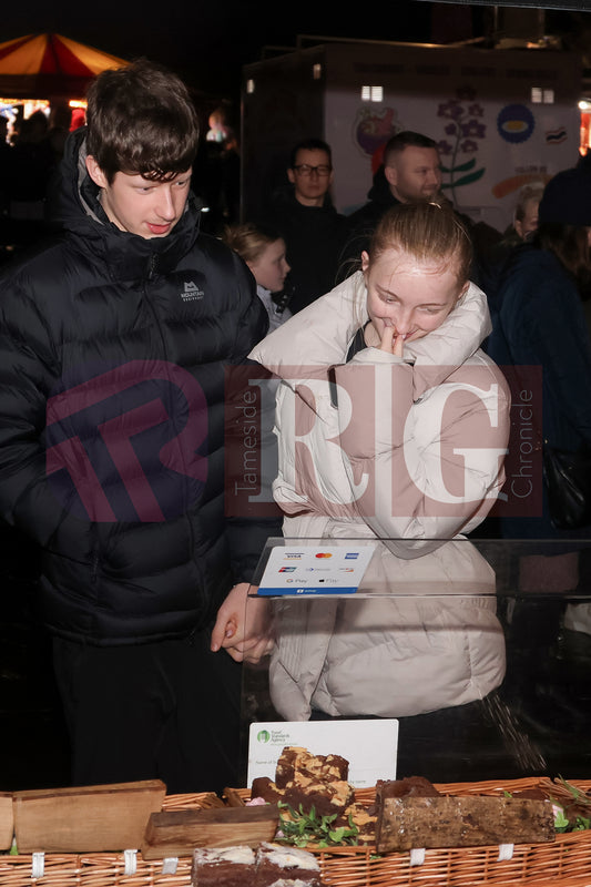 GLOSSOP LIGHTS SWITCH ON 2024 (25).JPG