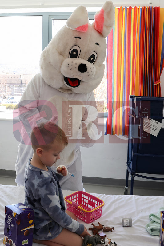 TAMESIDE HOSPITAL CHILDRENS WARD EASTER STAGECOACH (43).JPG