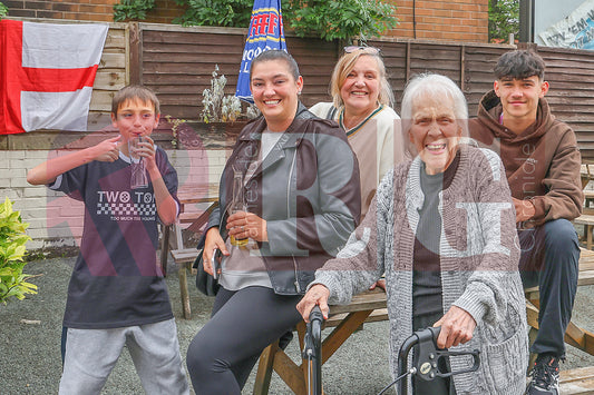 COMMERCIAL PUB DUKINFIELD CANCER SURVIVORS 2024 (38).JPG