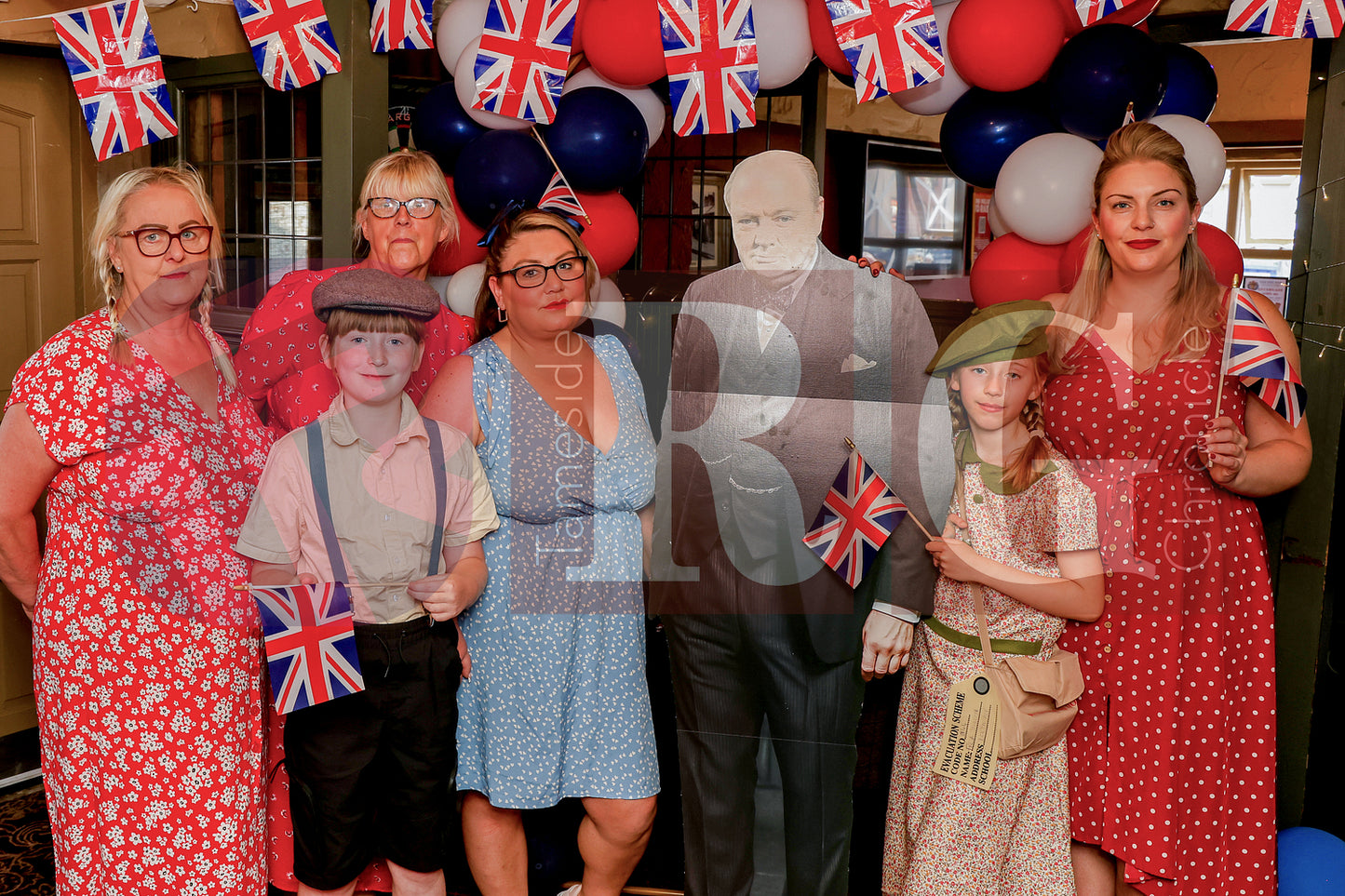 VE DAY OLD PEGS PUB DENTON (27).jpg