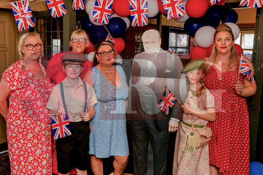 VE DAY OLD PEGS PUB DENTON (27).jpg