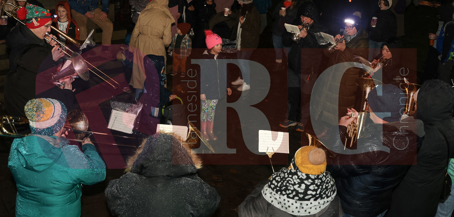 GLOSSOP LIGHTS SWITCH ON 2024 (41).JPG