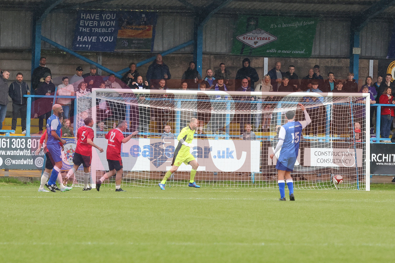 STALYBRIDGE CELTIC LEGENDS V MAN UTD LEGENDS (99).JPG