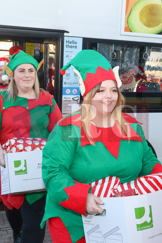 SANTA VISIT TAMESIDE CHILDRENS UNIT 2024 (15).JPG