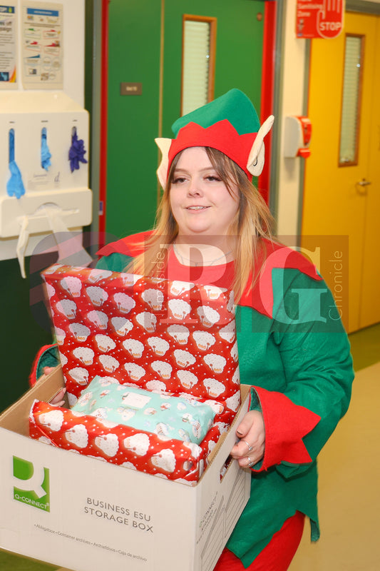 SANTA VISIT TAMESIDE CHILDRENS UNIT 2024 (43).JPG