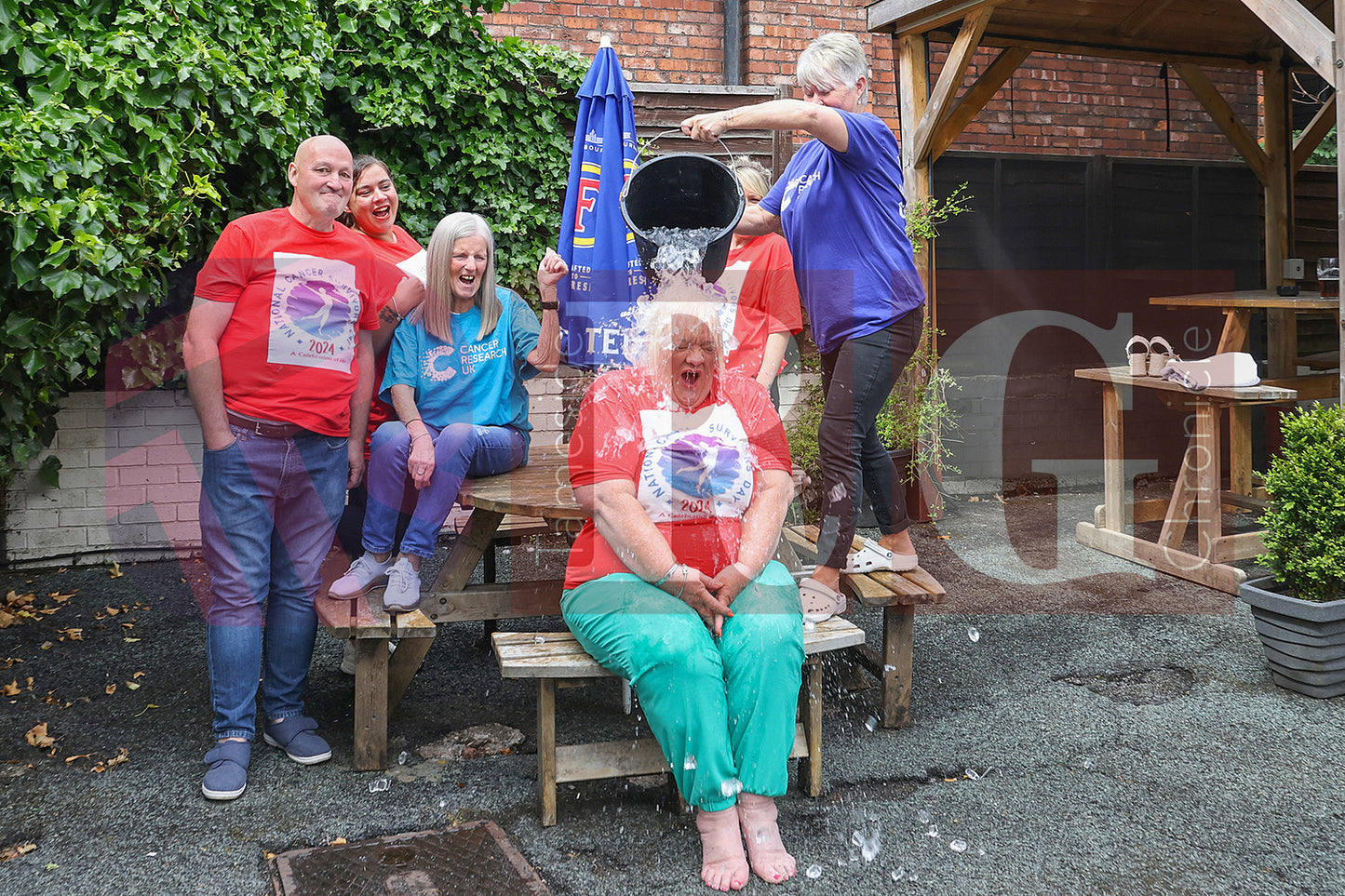 COMMERCIAL PUB DUKINFIELD CANCER SURVIVORS 2024 (17).JPG