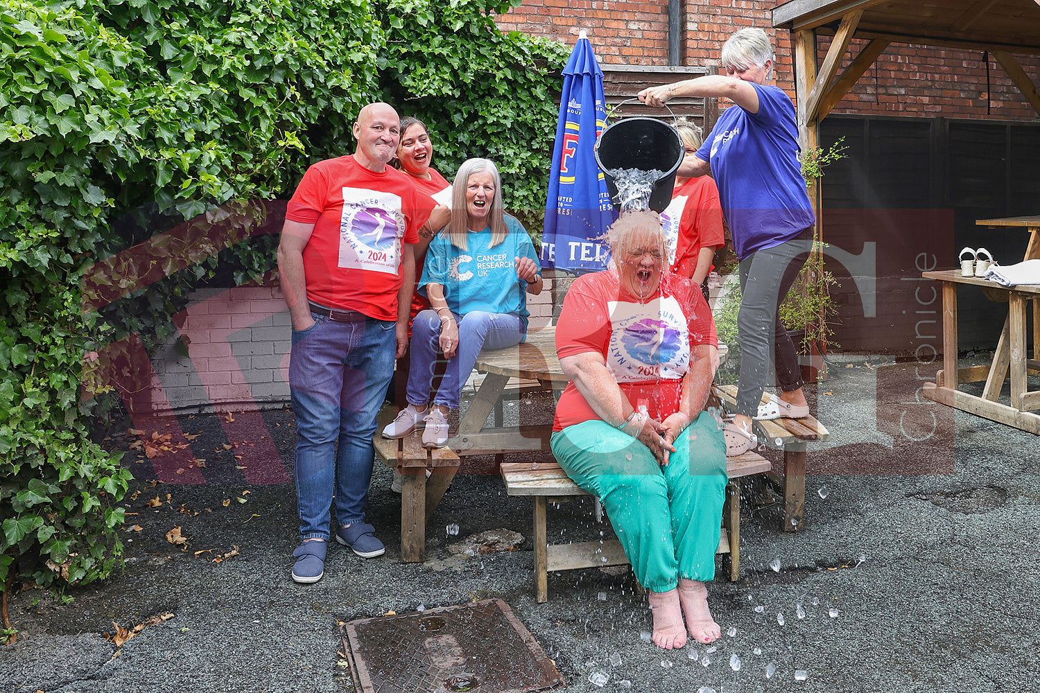 COMMERCIAL PUB DUKINFIELD CANCER SURVIVORS 2024 (16).JPG