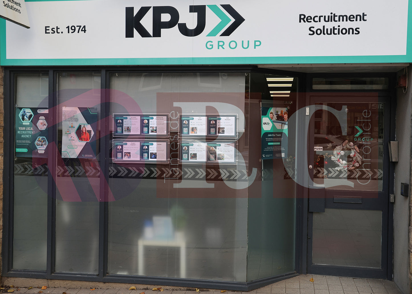 GLOSSOP SHOP XMAS WINDOWS 2024 (62).JPG