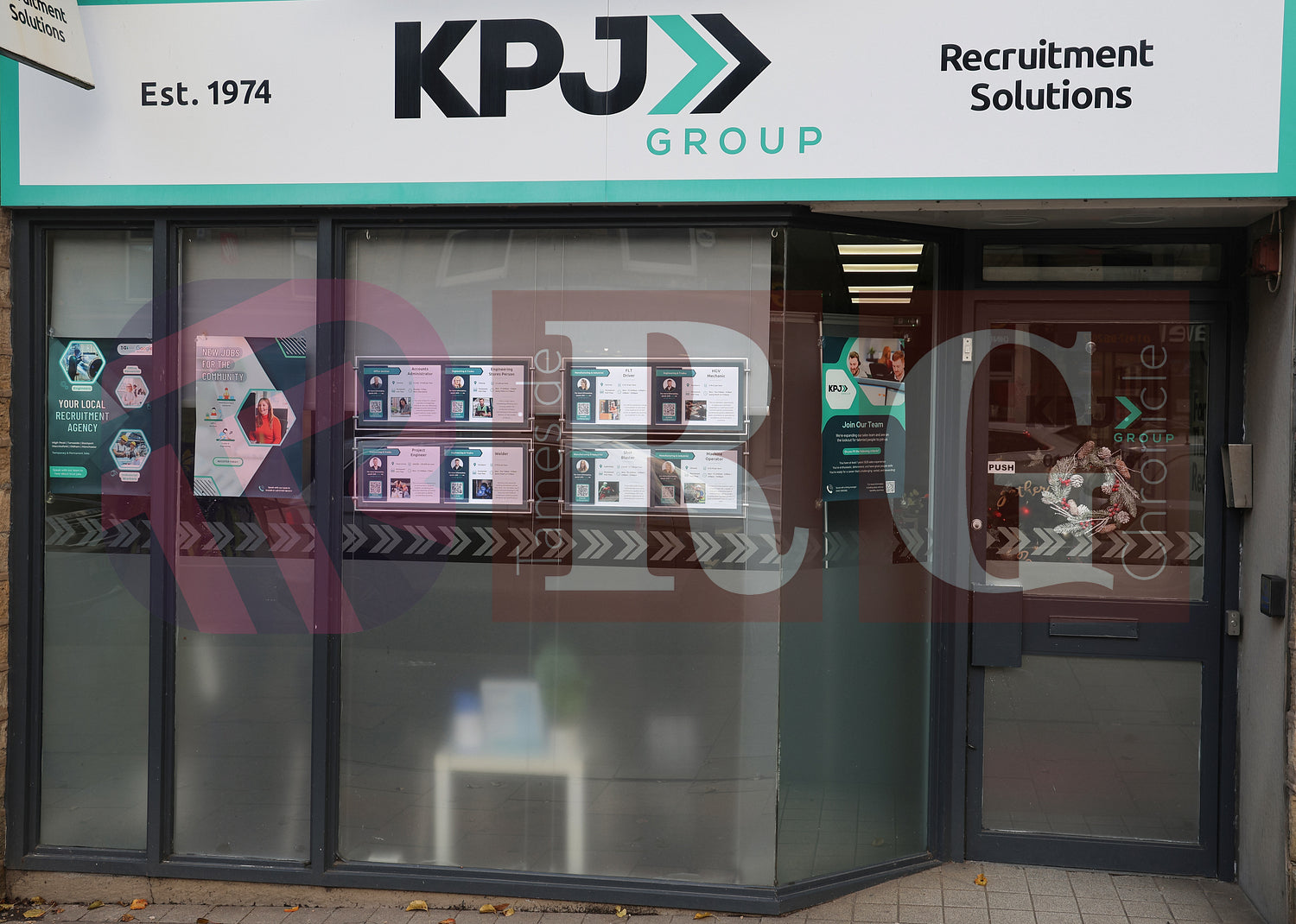 GLOSSOP SHOP XMAS WINDOWS 2024 (62).JPG