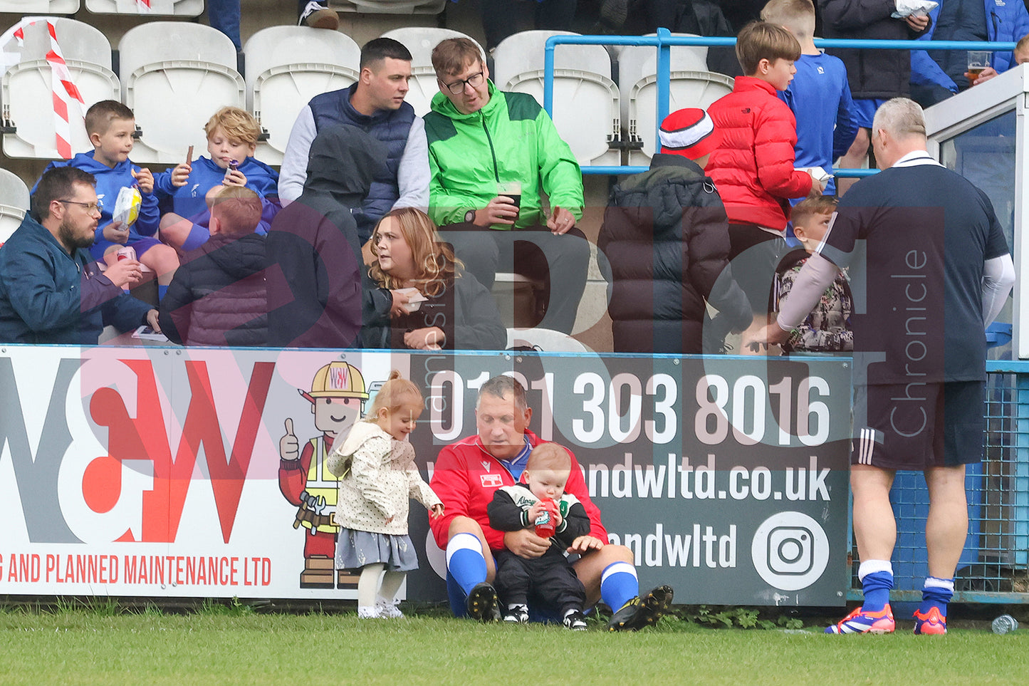 STALYBRIDGE CELTIC LEGENDS V MAN UTD LEGENDS (155).JPG