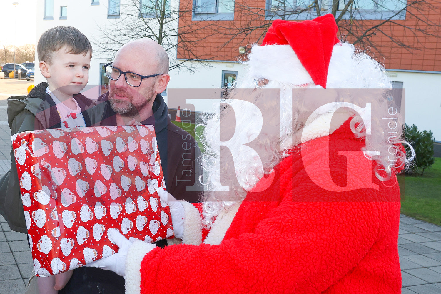 SANTA VISIT TAMESIDE CHILDRENS UNIT 2024 (19).JPG