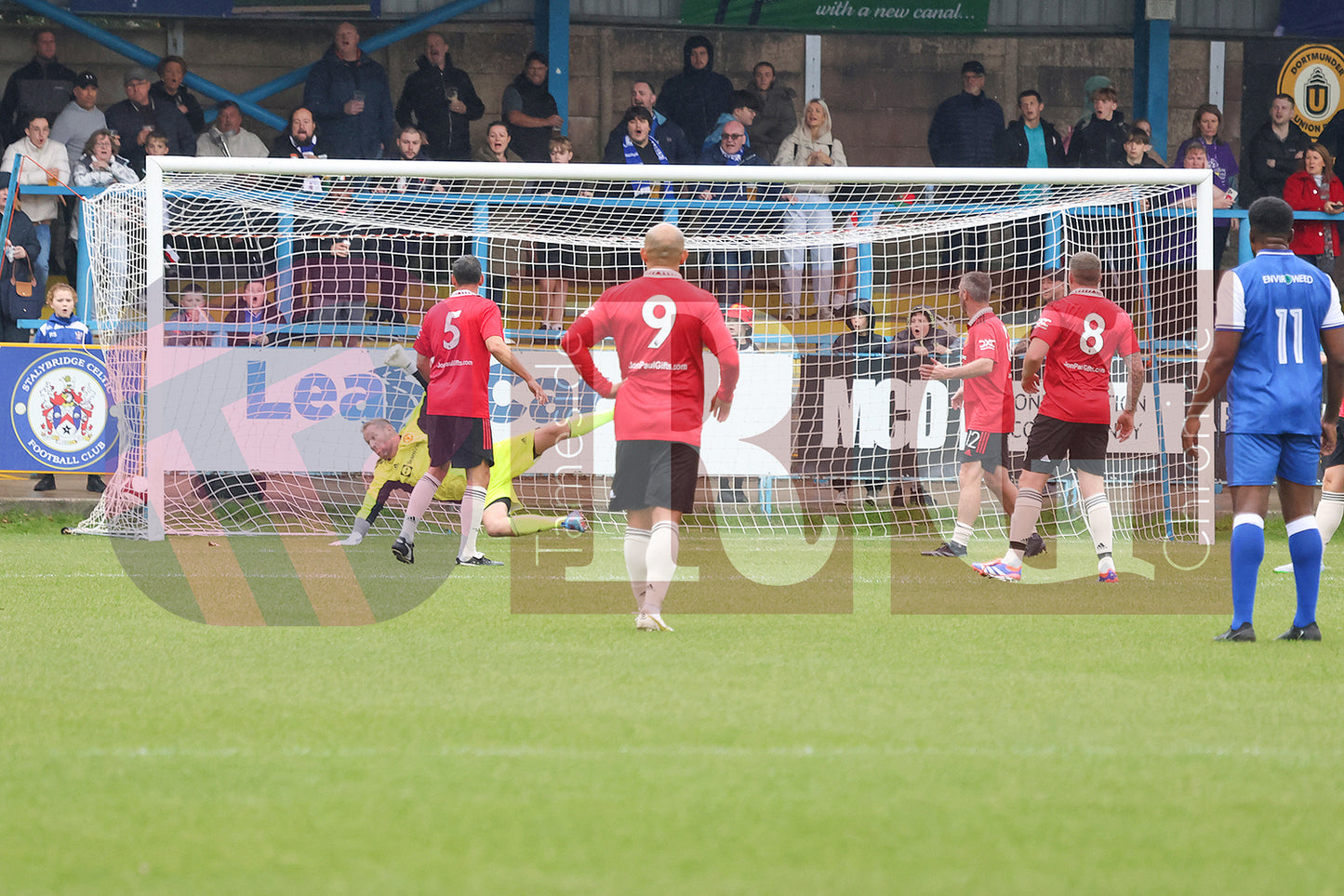 STALYBRIDGE CELTIC LEGENDS V MAN UTD LEGENDS (95).JPG
