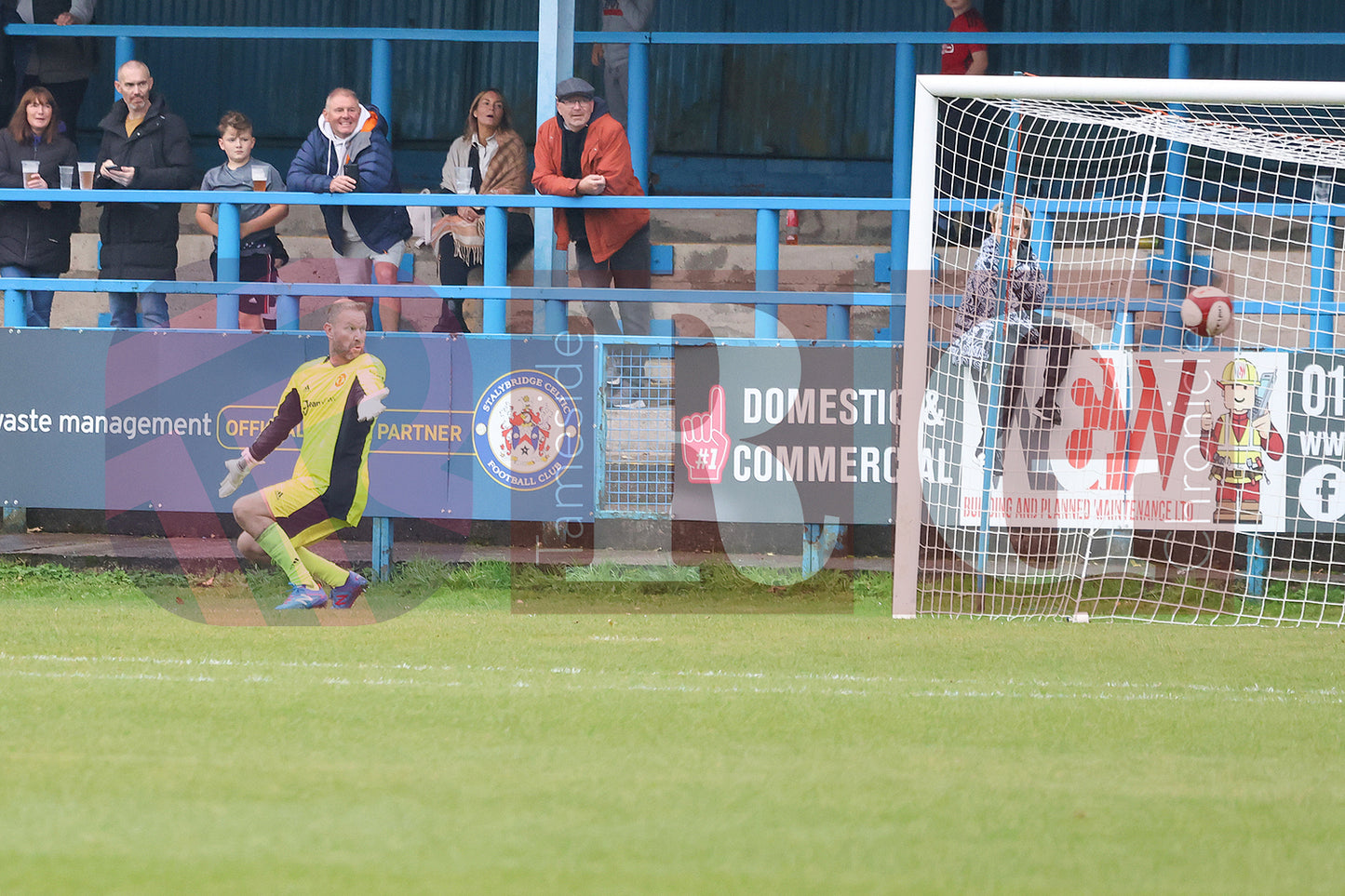 STALYBRIDGE CELTIC LEGENDS V MAN UTD LEGENDS (199).JPG