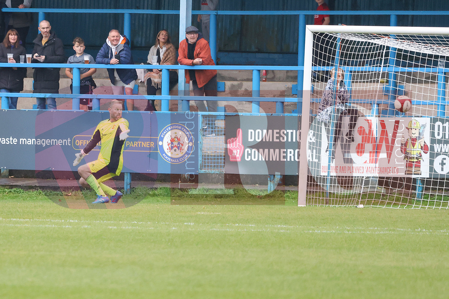 STALYBRIDGE CELTIC LEGENDS V MAN UTD LEGENDS (199).JPG