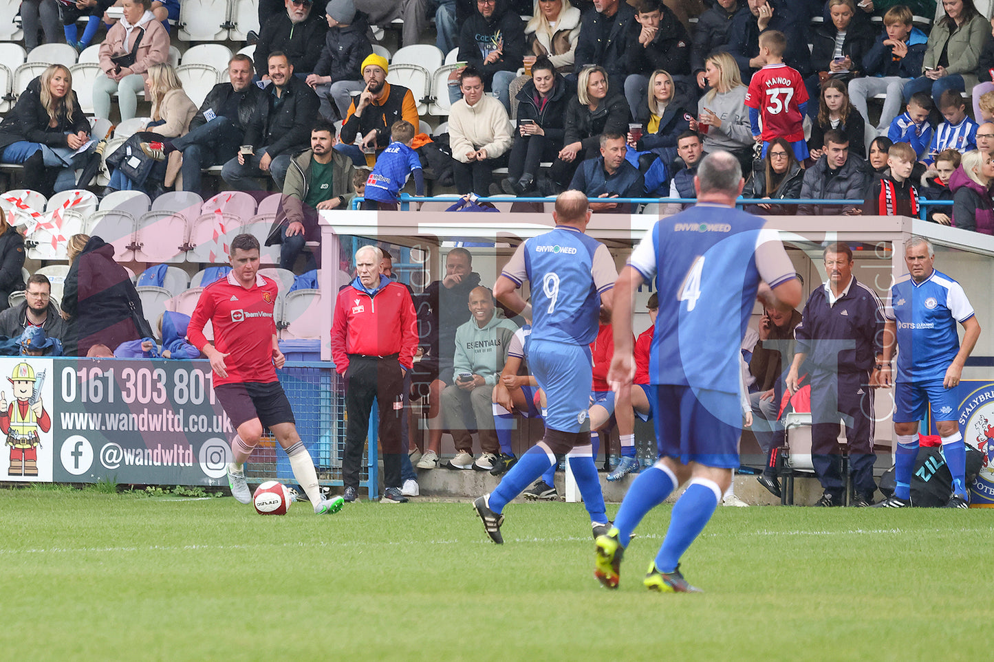 STALYBRIDGE CELTIC LEGENDS V MAN UTD LEGENDS (98).JPG