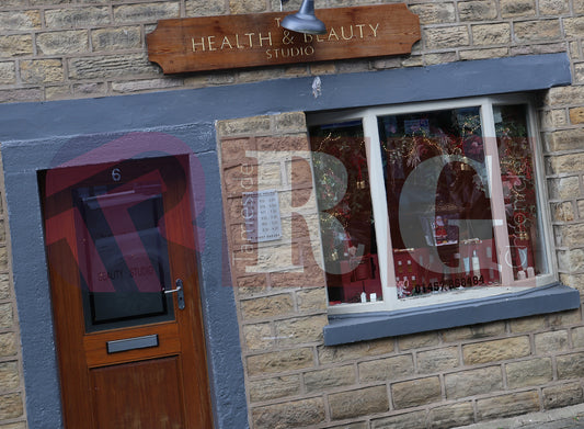 GLOSSOP SHOP XMAS WINDOWS 2024 (96).JPG