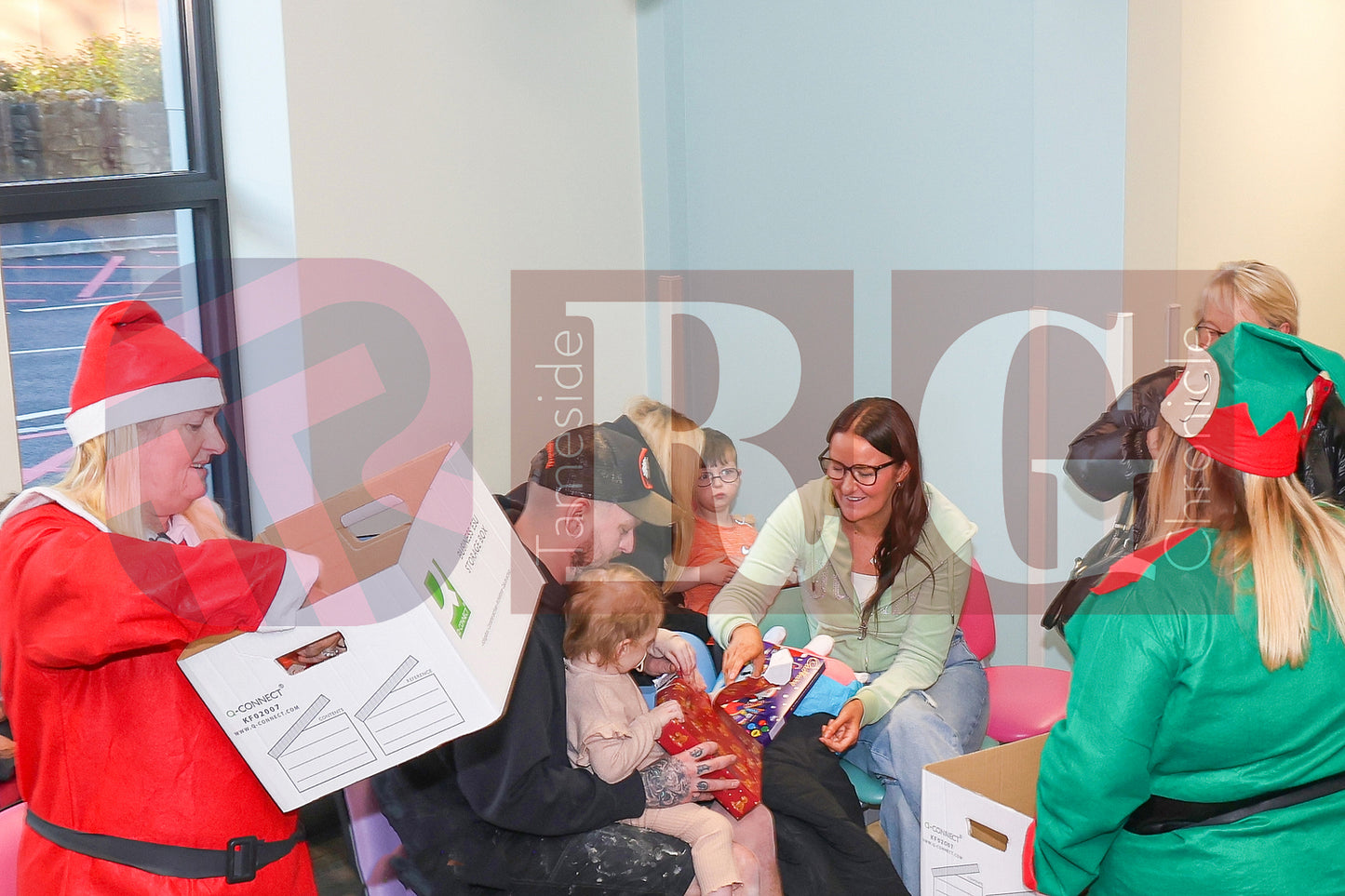 SANTA VISIT TAMESIDE CHILDRENS UNIT 2024 (82).JPG
