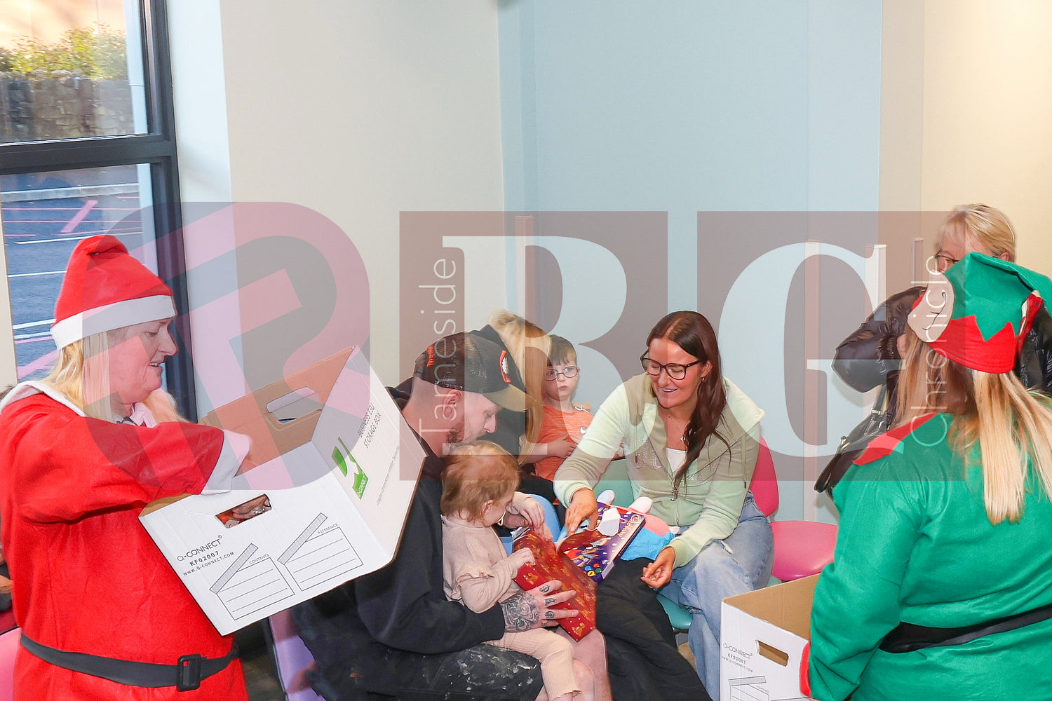 SANTA VISIT TAMESIDE CHILDRENS UNIT 2024 (82).JPG