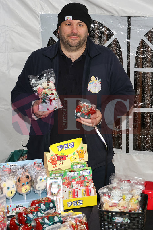 GLOSSOP LIGHT SWITCH ON 2025 (55).JPG