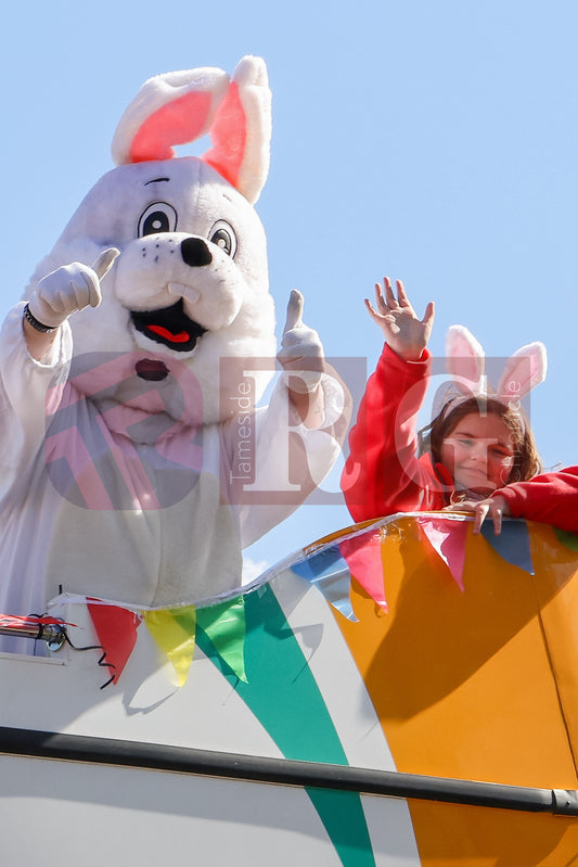 TAMESIDE HOSPITAL CHILDRENS WARD EASTER STAGECOACH (2).JPG