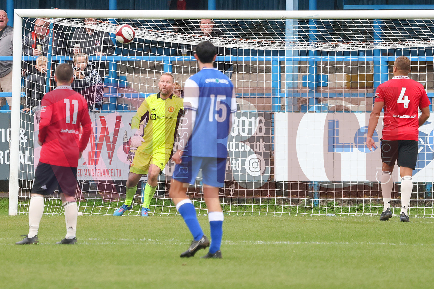STALYBRIDGE CELTIC LEGENDS V MAN UTD LEGENDS (190).JPG