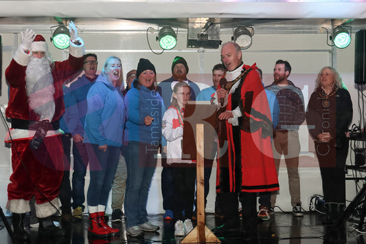 GLOSSOP LIGHTS SWITCH ON 2024 (57).JPG
