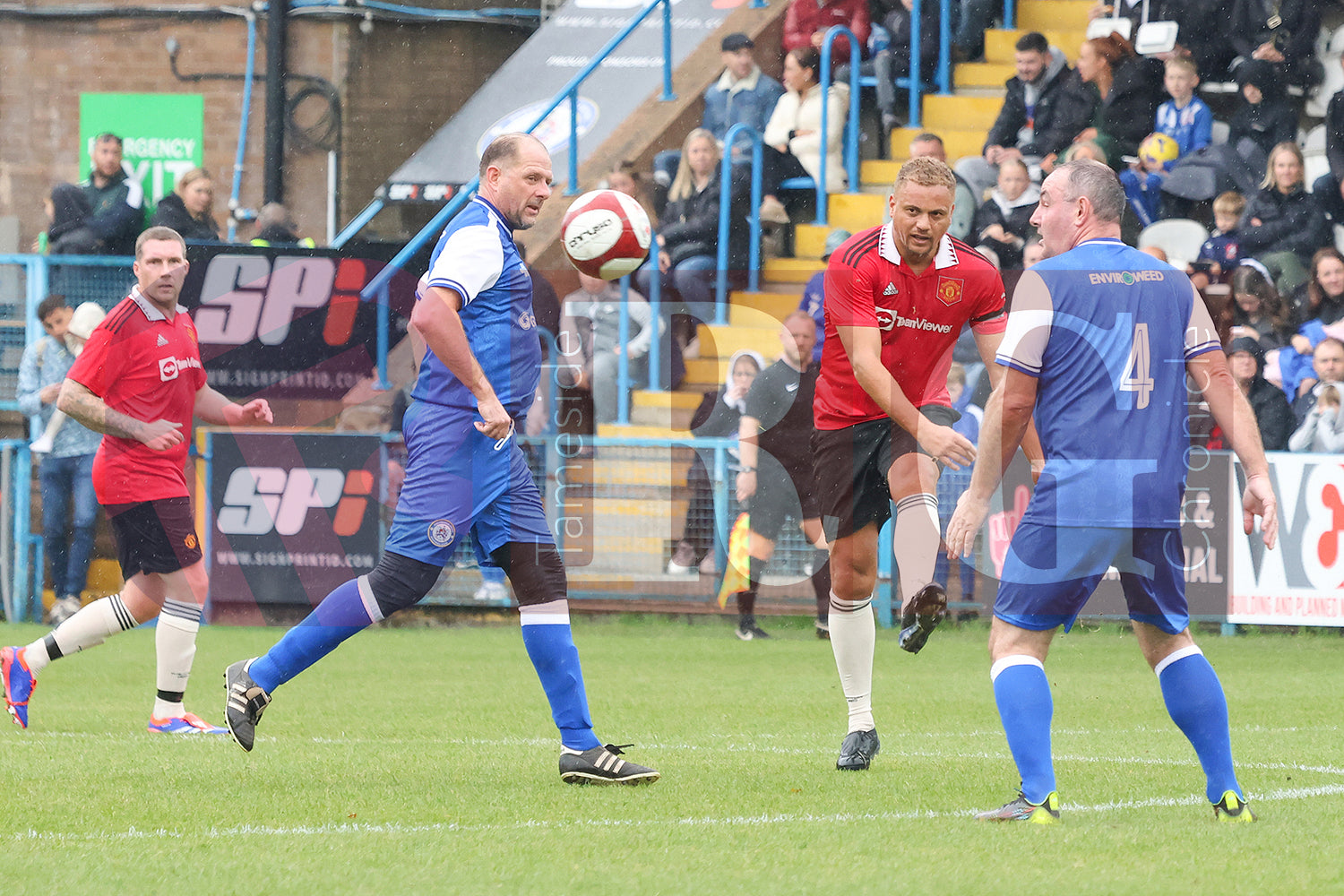 STALYBRIDGE CELTIC LEGENDS V MAN UTD LEGENDS (100).JPG