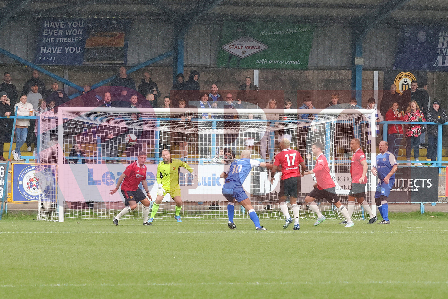 STALYBRIDGE CELTIC LEGENDS V MAN UTD LEGENDS (85).JPG