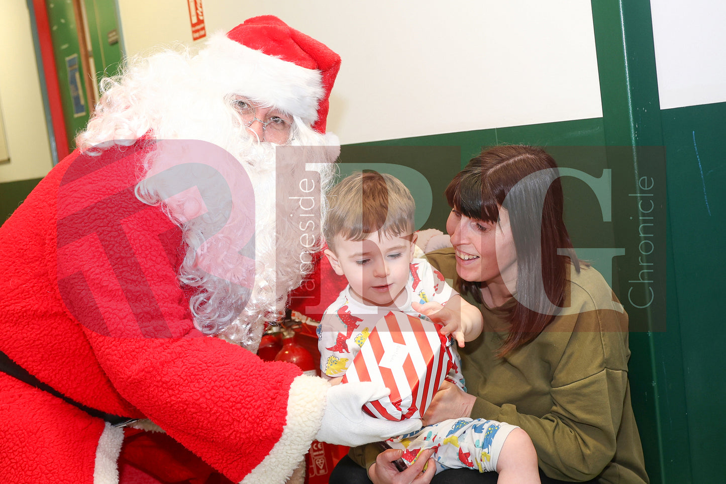 SANTA VISIT TAMESIDE CHILDRENS UNIT 2024 (31).JPG
