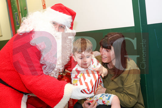 SANTA VISIT TAMESIDE CHILDRENS UNIT 2024 (31).JPG