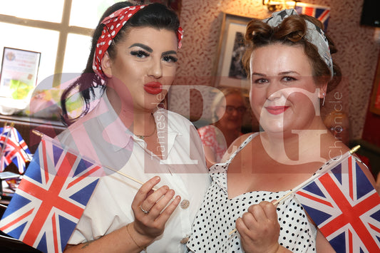 VE DAY OLD PEGS PUB DENTON (21).JPG