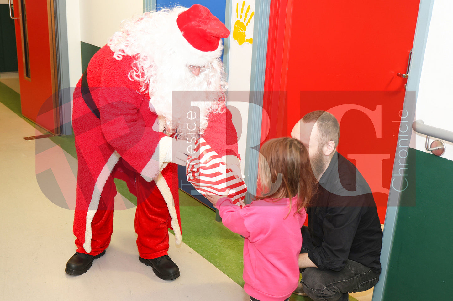 SANTA VISIT TAMESIDE CHILDRENS UNIT 2024 (41).JPG