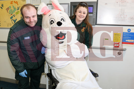 TAMESIDE HOSPITAL CHILDRENS WARD EASTER STAGECOACH (21).JPG