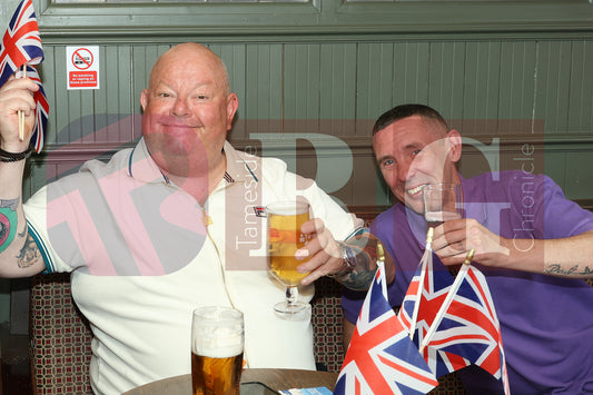 VE DAY OLD PEGS PUB DENTON (38).JPG