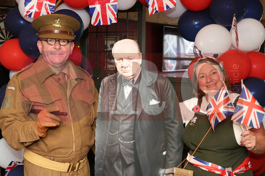 VE DAY OLD PEGS PUB DENTON (28).JPG