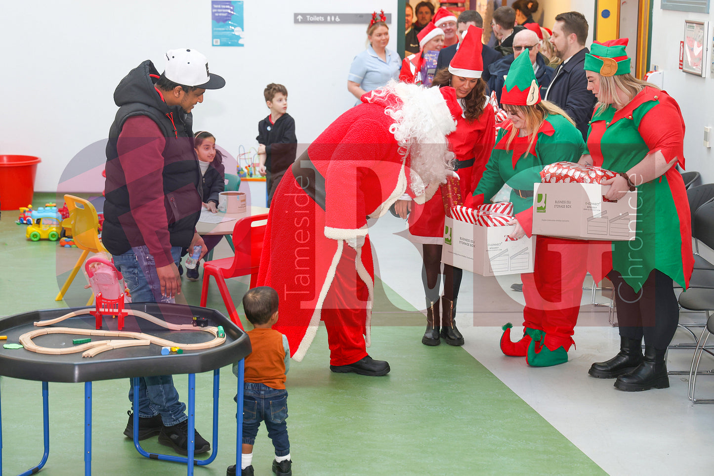 SANTA VISIT TAMESIDE CHILDRENS UNIT 2024 (21).JPG