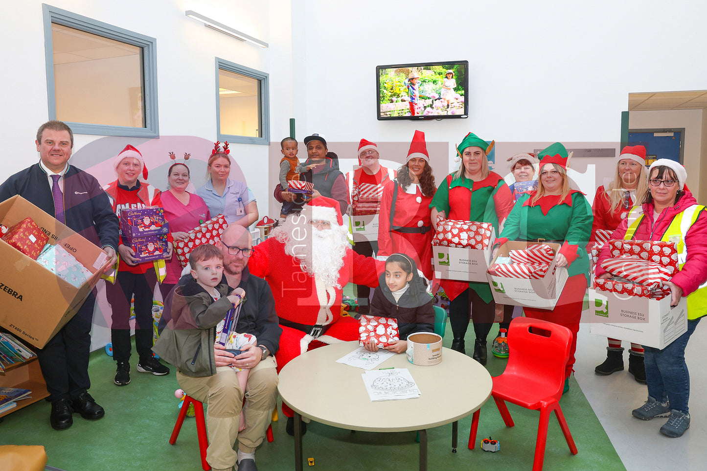 SANTA VISIT TAMESIDE CHILDRENS UNIT 2024 (23).JPG