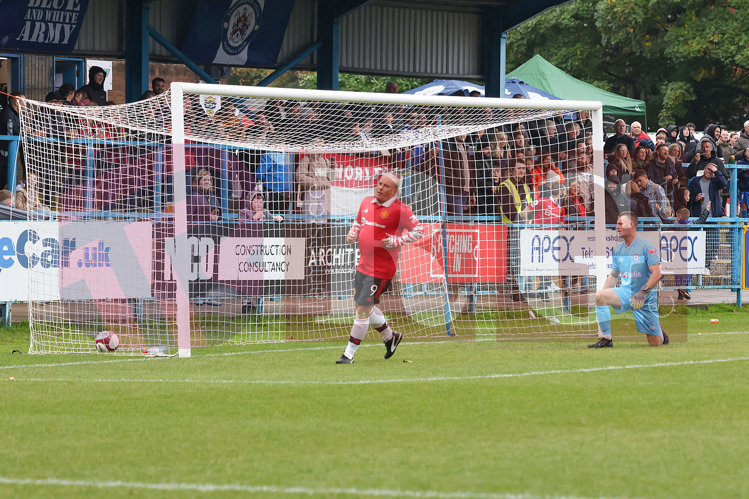 STALYBRIDGE CELTIC LEGENDS V MAN UTD LEGENDS (141).JPG