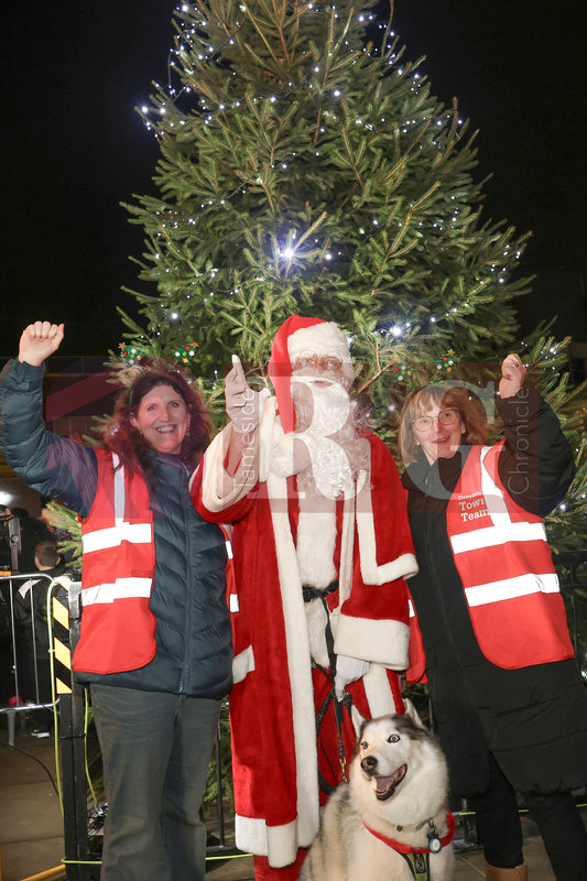 DROYLSDEN LIGHTS SWITCH ON 2024 (68).JPG