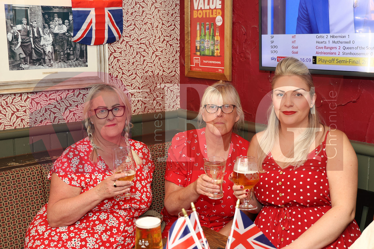 VE DAY OLD PEGS PUB DENTON (20).JPG